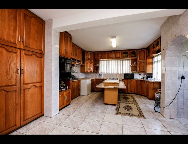 4 BEDROOM HOUSE FOR SALE IN NEWLANDS WEST